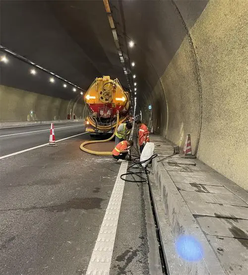 临城隧道排水渠清淤